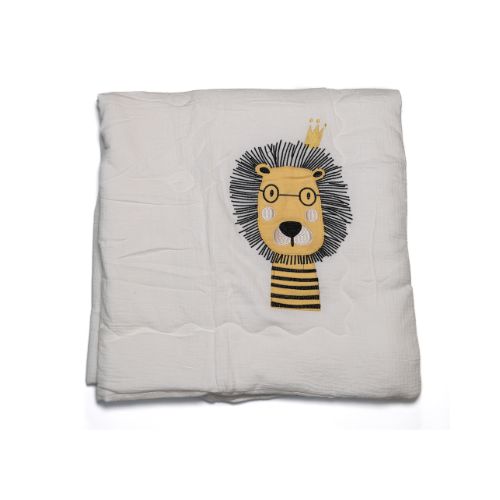Colcha acolchada para cuna de bebé, con un gran y amigable aplique de un león en el centro, sobre un fondo de algodón Pima.