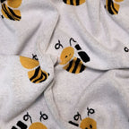 Bebé durmiendo plácidamente en su cuna, arropado con la suave y transpirable cobija de abeja.