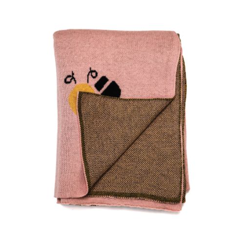 Cobija de abeja para bebé doblada al pie de una cuna, añadiendo un toque tierno y natural a la habitación.