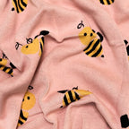 Mamá envolviendo a su recién nacido en la generosa cobija de abeja, ideal para arrullar.