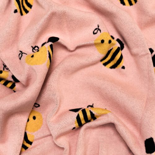 Mamá envolviendo a su recién nacido en la generosa cobija de abeja, ideal para arrullar.