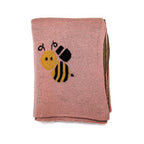 Textura del tejido de la cobija, demostrando su suavidad, calidad hipoalergénica y ausencia de pelusa.