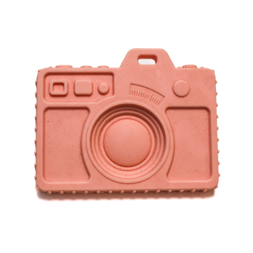 Mordedera de cámara hecha de 100% silicona de grado alimenticio, mostrándose flexible, duradera y de una sola pieza.