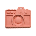 Mordedera de cámara hecha de 100% silicona de grado alimenticio, mostrándose flexible, duradera y de una sola pieza.