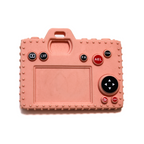 Mordedera de cámara presentada en su empaque, como un regalo moderno y original para un baby shower.