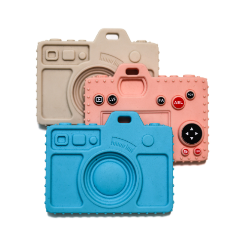 Mordedera para bebé en forma de una divertida cámara fotográfica de silicona en color menta y gris.